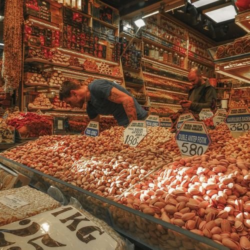 Baharat dükkânında tezgâh ve ürün rafları