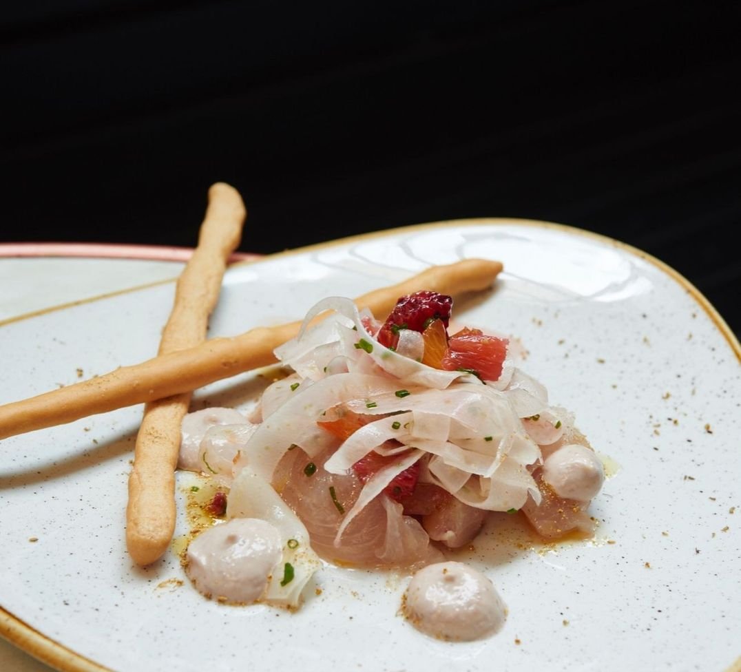 Tabakta ince dilimlenmiş carpaccio