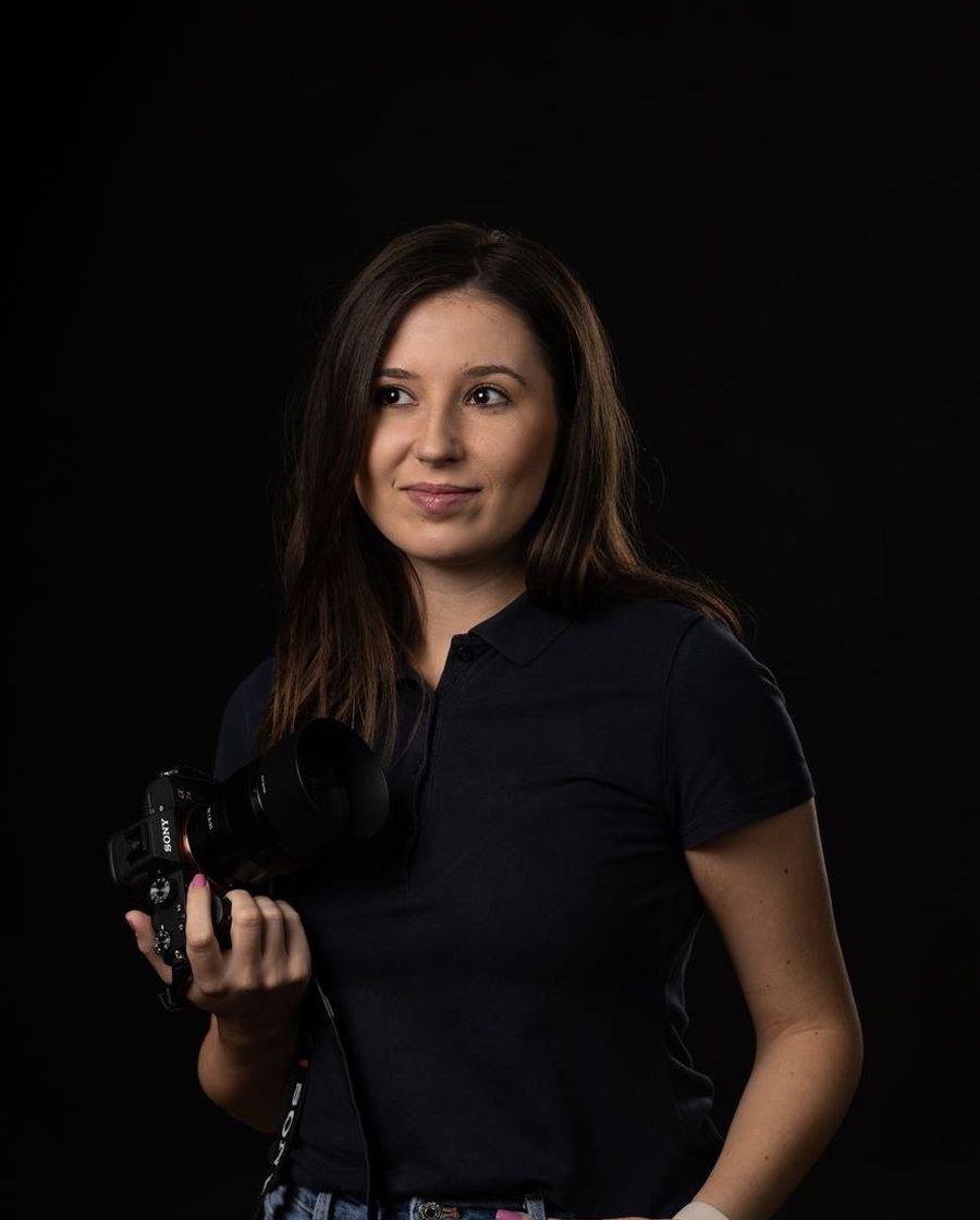 Kadraj Fotoğraf'ın kurucusu Selin Akyürek elinde fotoğraf makinesiyle