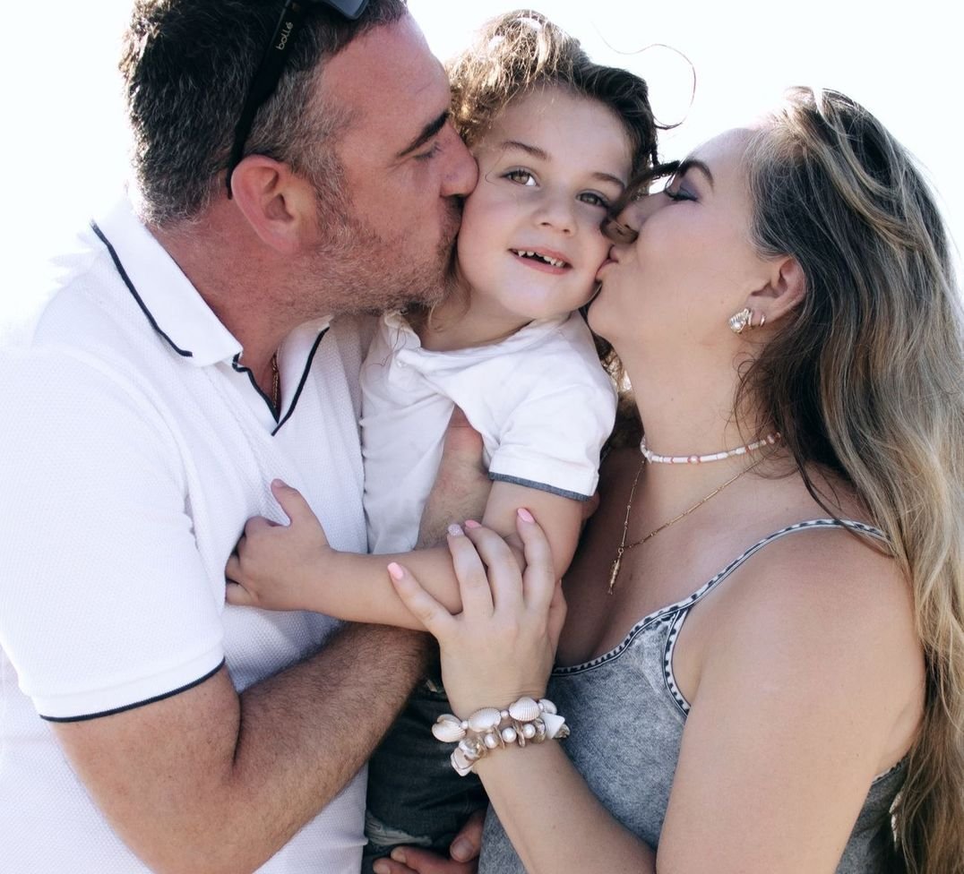 Bebeğini öpen anne ve baba