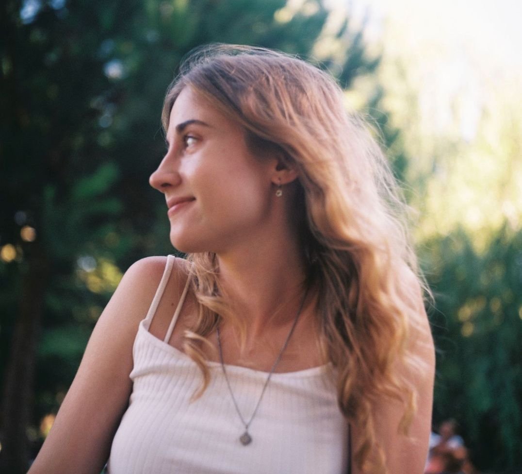 Doğada gülümseyen genç kadın portresi