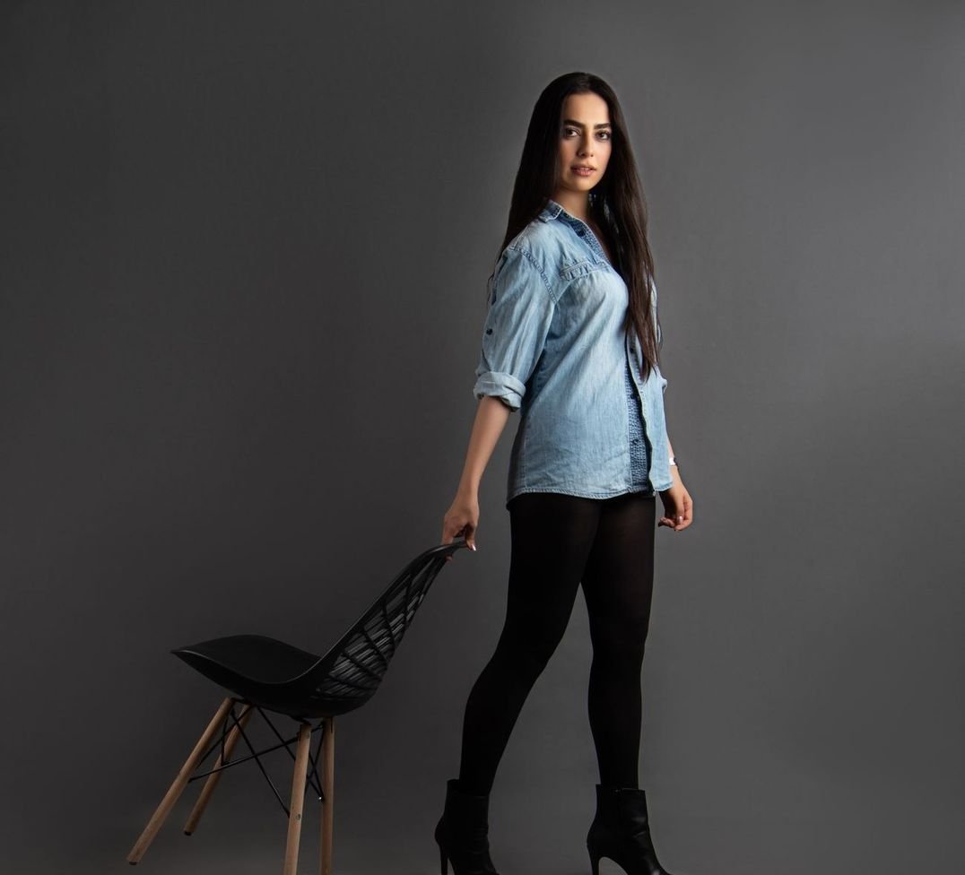 Gri fon önünde denim gömlekli model