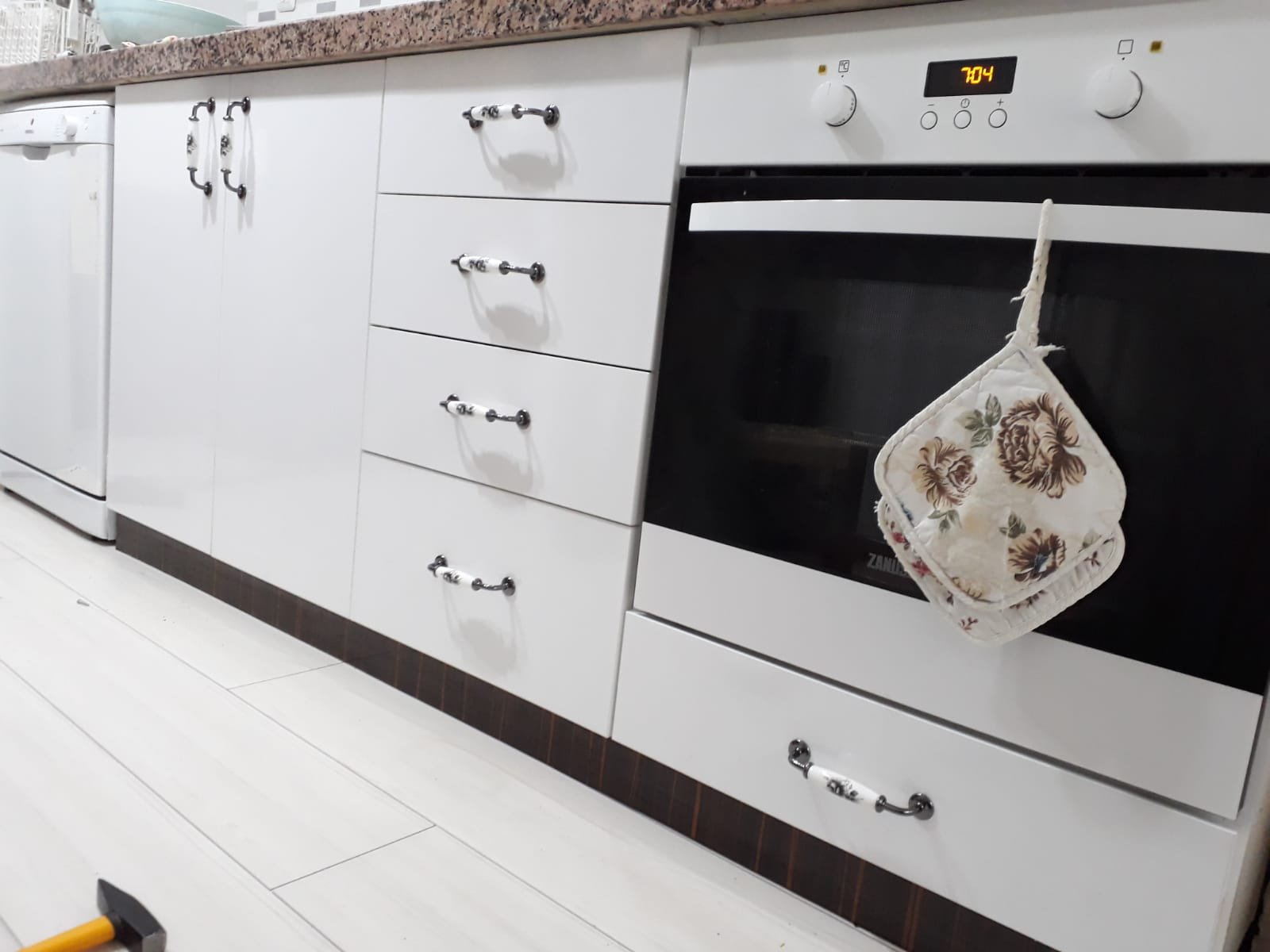 Yenilenen mutfak dolabı kapak ve çekmeceleri