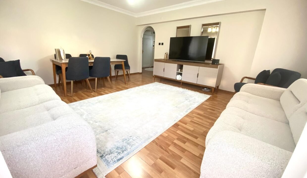 Muradiye merkezde satılık 3+1 dairenin ferah salonu