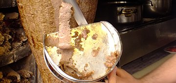 Şişte pişen döner kesilirken