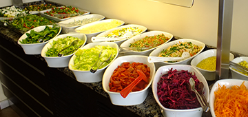 Salata barında dizilmiş taze salata ve meze çeşitleri