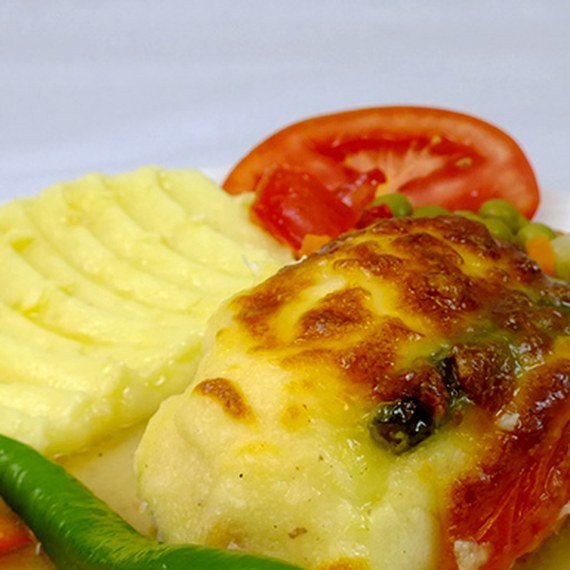 Püreli sebzeli fırın tavuk, közlenmiş biberle