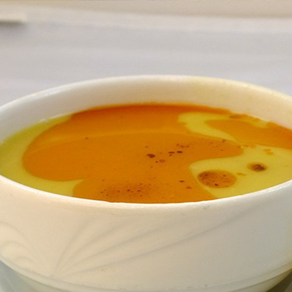 Üzerinde kızgın tereyağı gezdirilmiş mercimek çorbası ve limon
