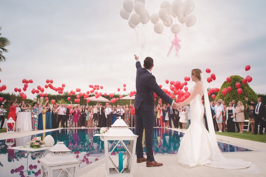 Balon uçuran gelin ve damat, davetliler arasında kutlama