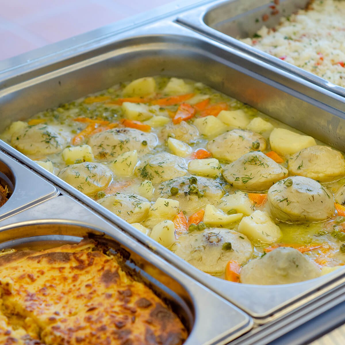 Bereket Catering tabldot servisinde sıcak yemek küvetleri: sebzeli yemek, pilav ve börek