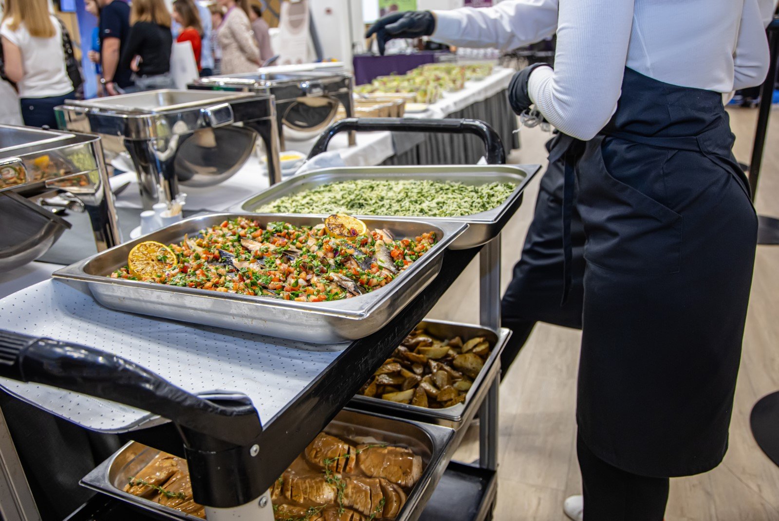 Bereket Catering servis personeli davette açık büfe yemek servisi hazırlıyor
