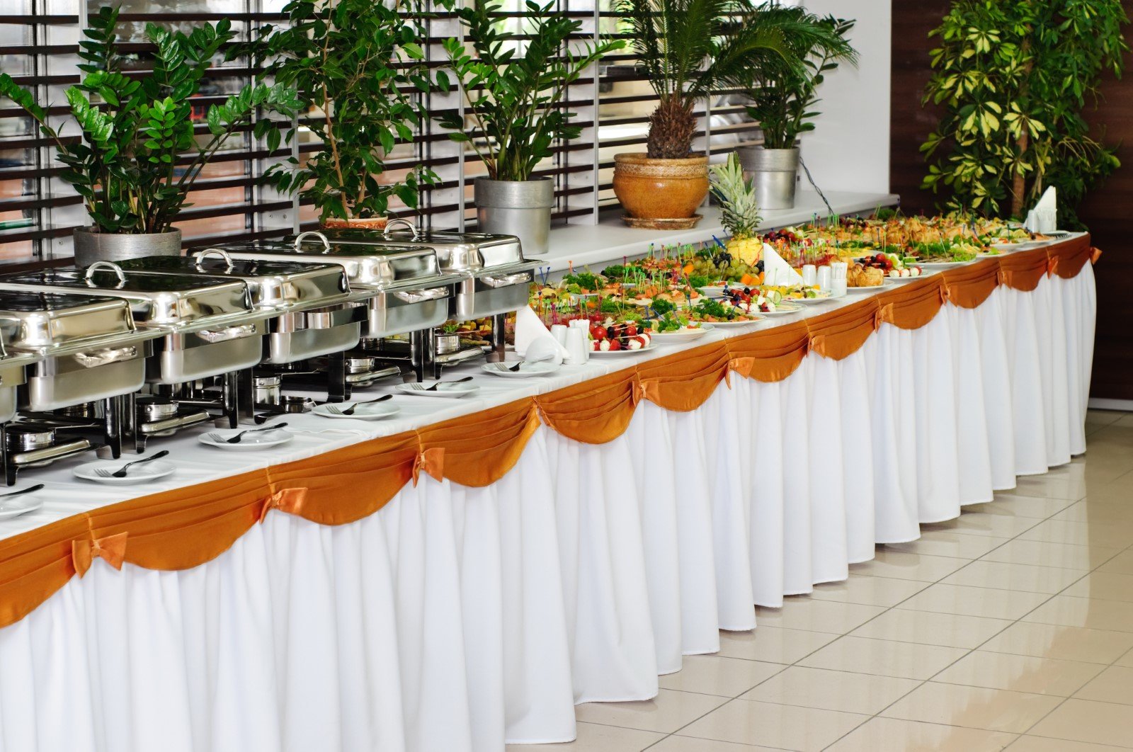 Bereket Catering davet organizasyonunda kurulmuş açık büfe ikram masası