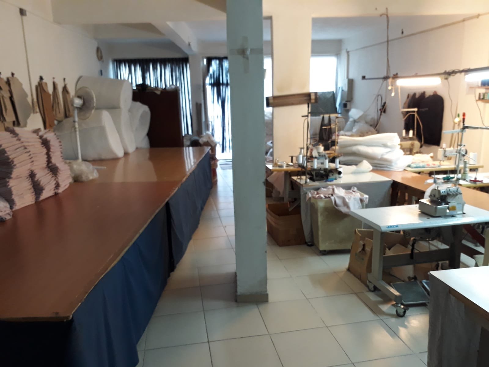 Dokuma Tekstil atölyesinin genel görünümü, kesim masası ve dikim hattı