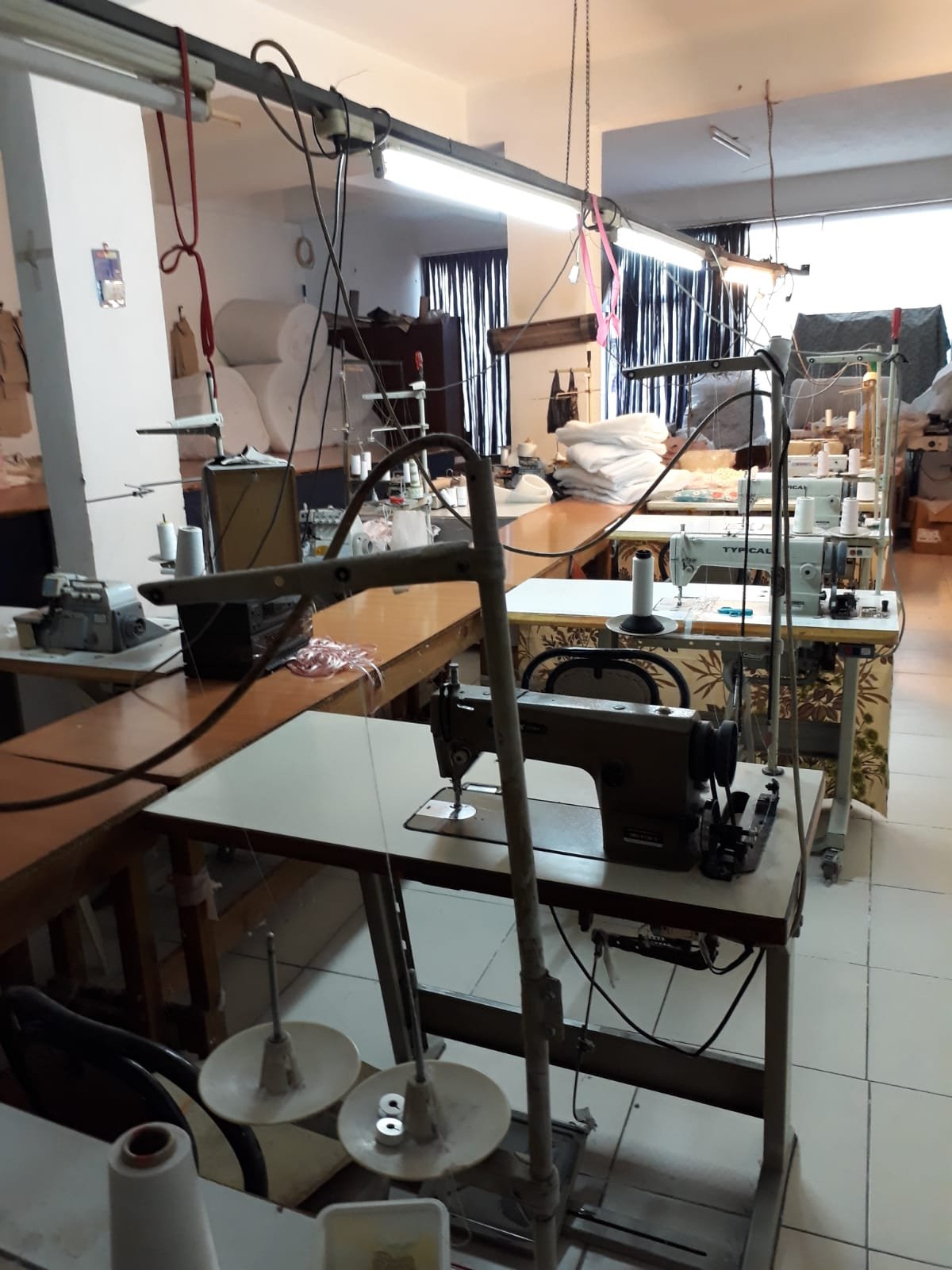 Dokuma Tekstil atölyesinde düz dikiş makineleri