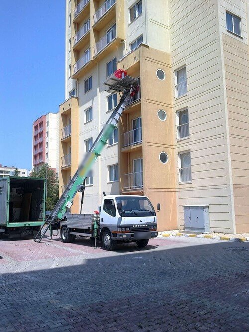 Mobil asansör kurulmuş taşıma aracı apartman önünde