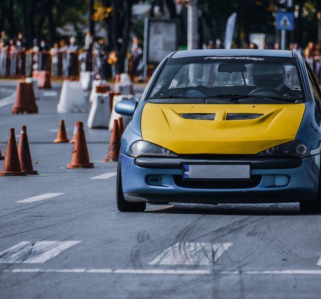 Uygulama parkurunda eğitim otomobili