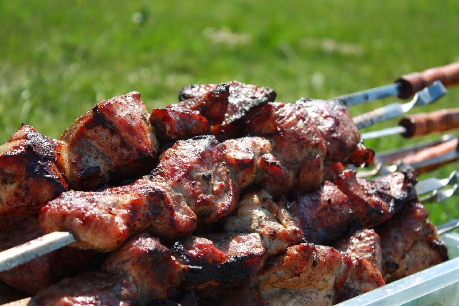 Izgarada közlenen et şişler