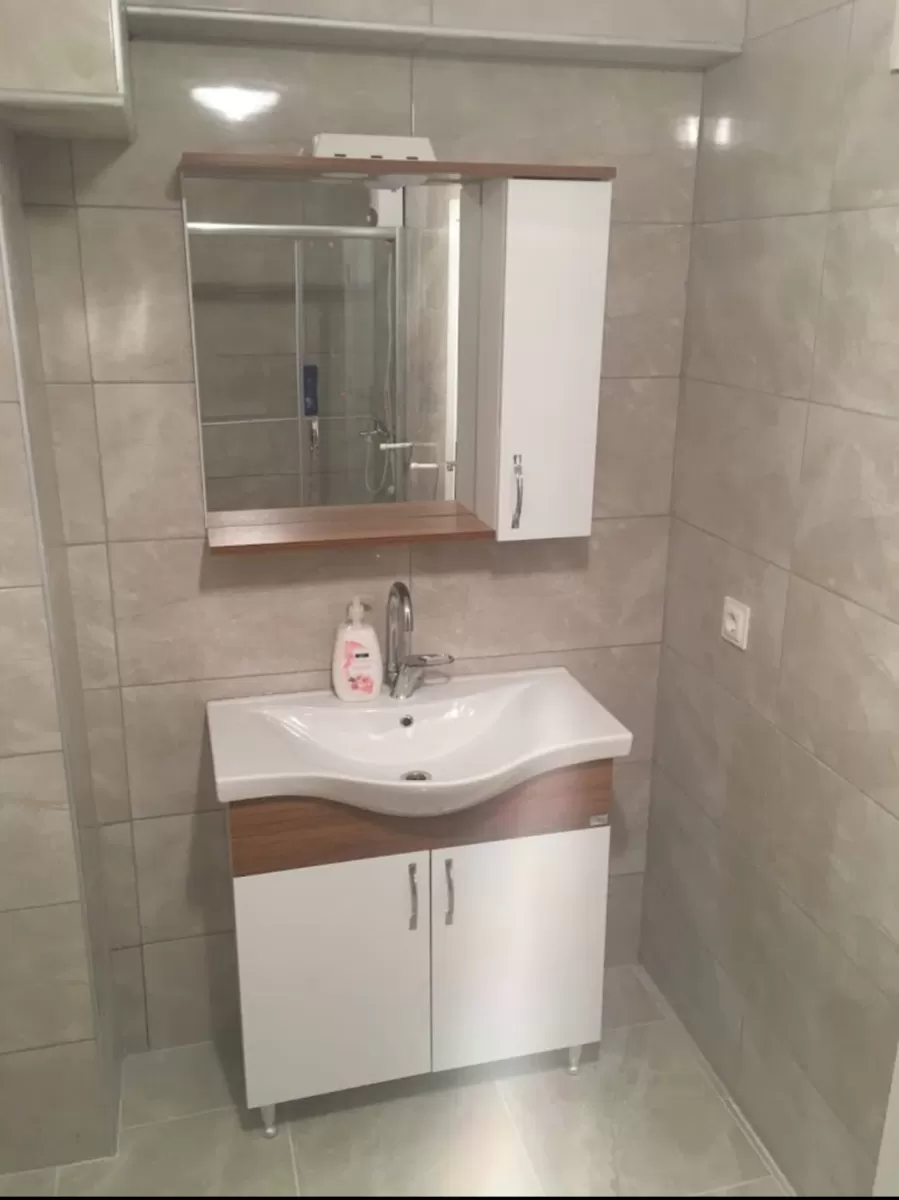 Modern banyo lavabo ve aynası