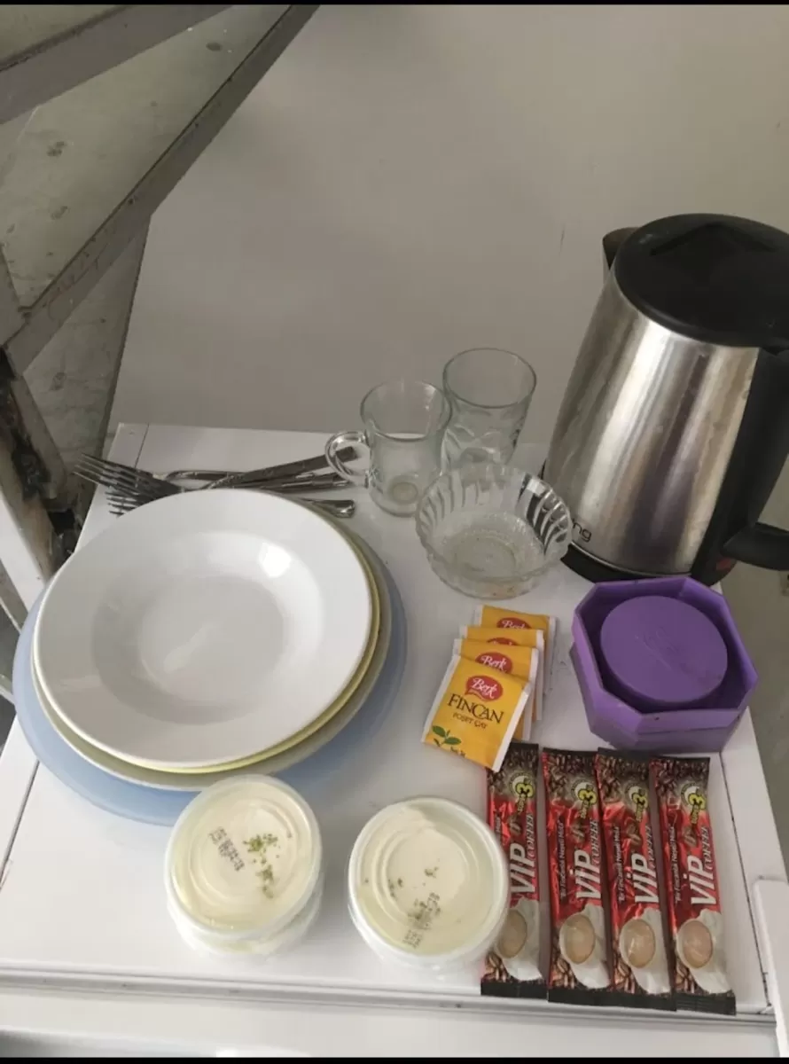 Dairede hazır sunulan mutfak gereçleri, kettle ve ikramlar