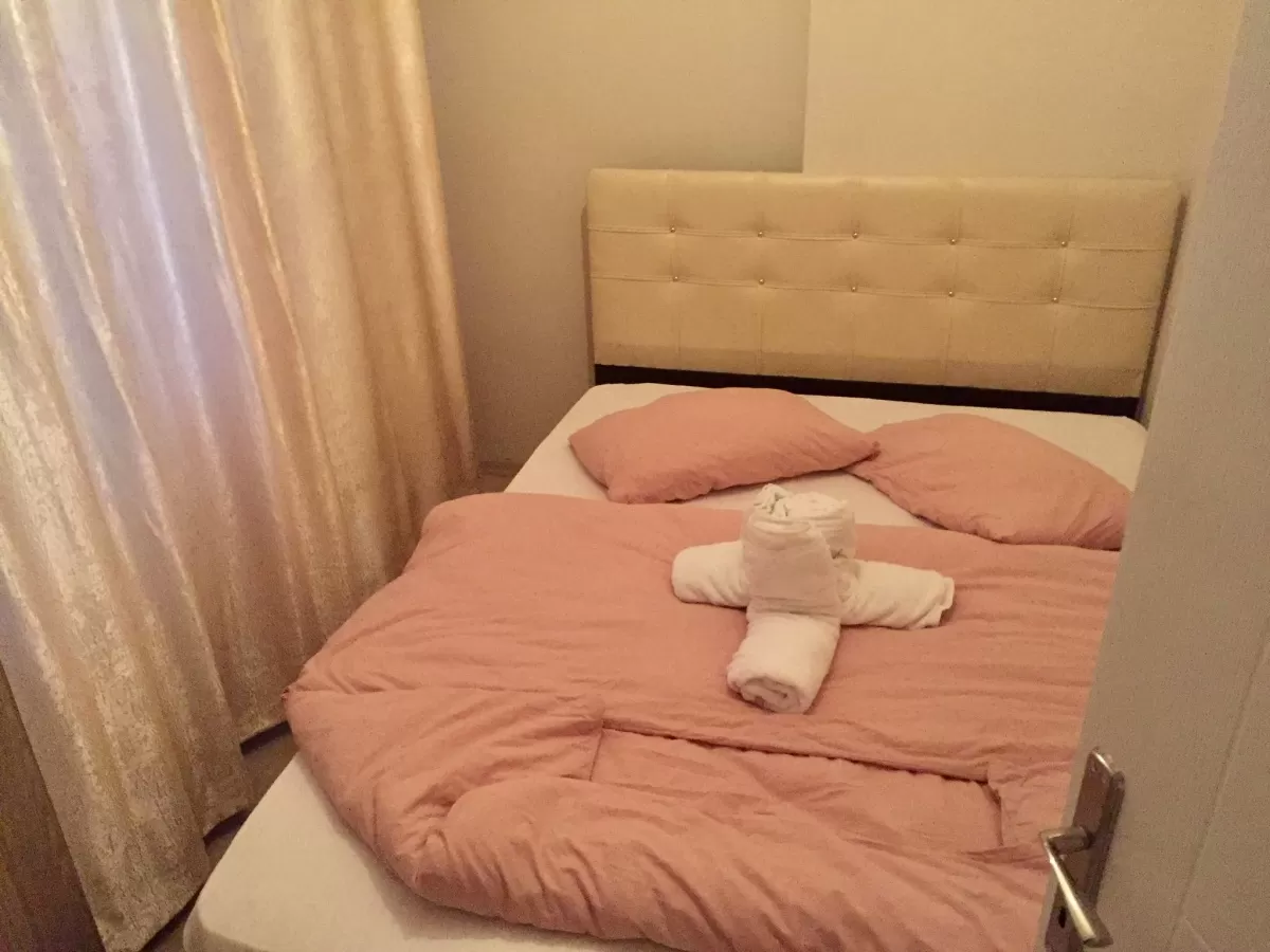 1+1 dairenin çift kişilik yatak odası