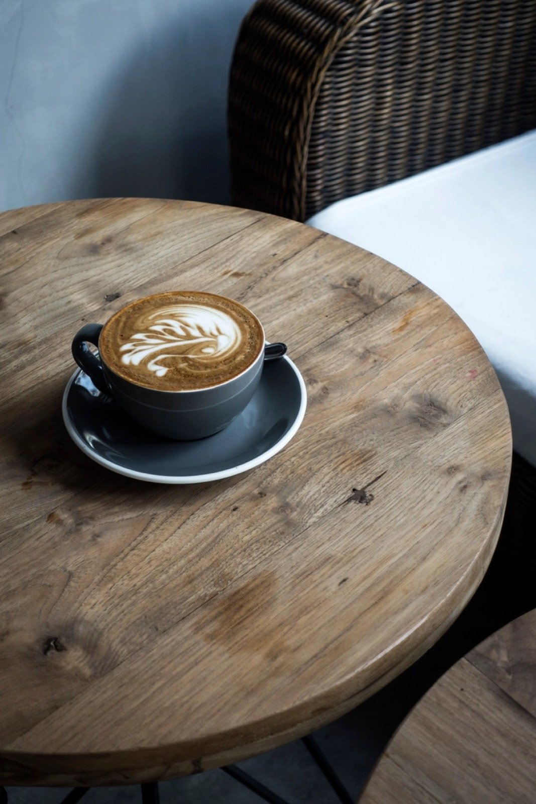 Ahşap masada taze cappuccino
