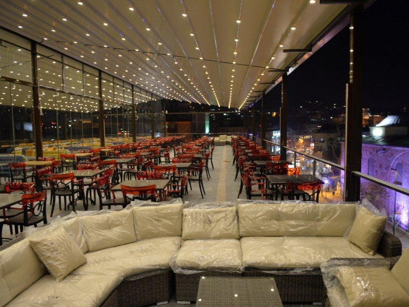 Meydan Cafe iç mekan oturma alanı