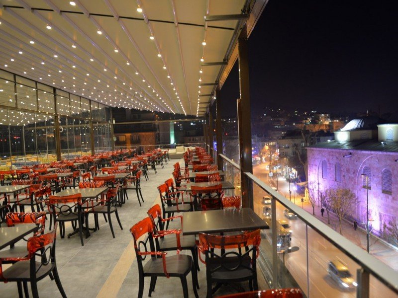 Meydan Cafe teras oturma grupları