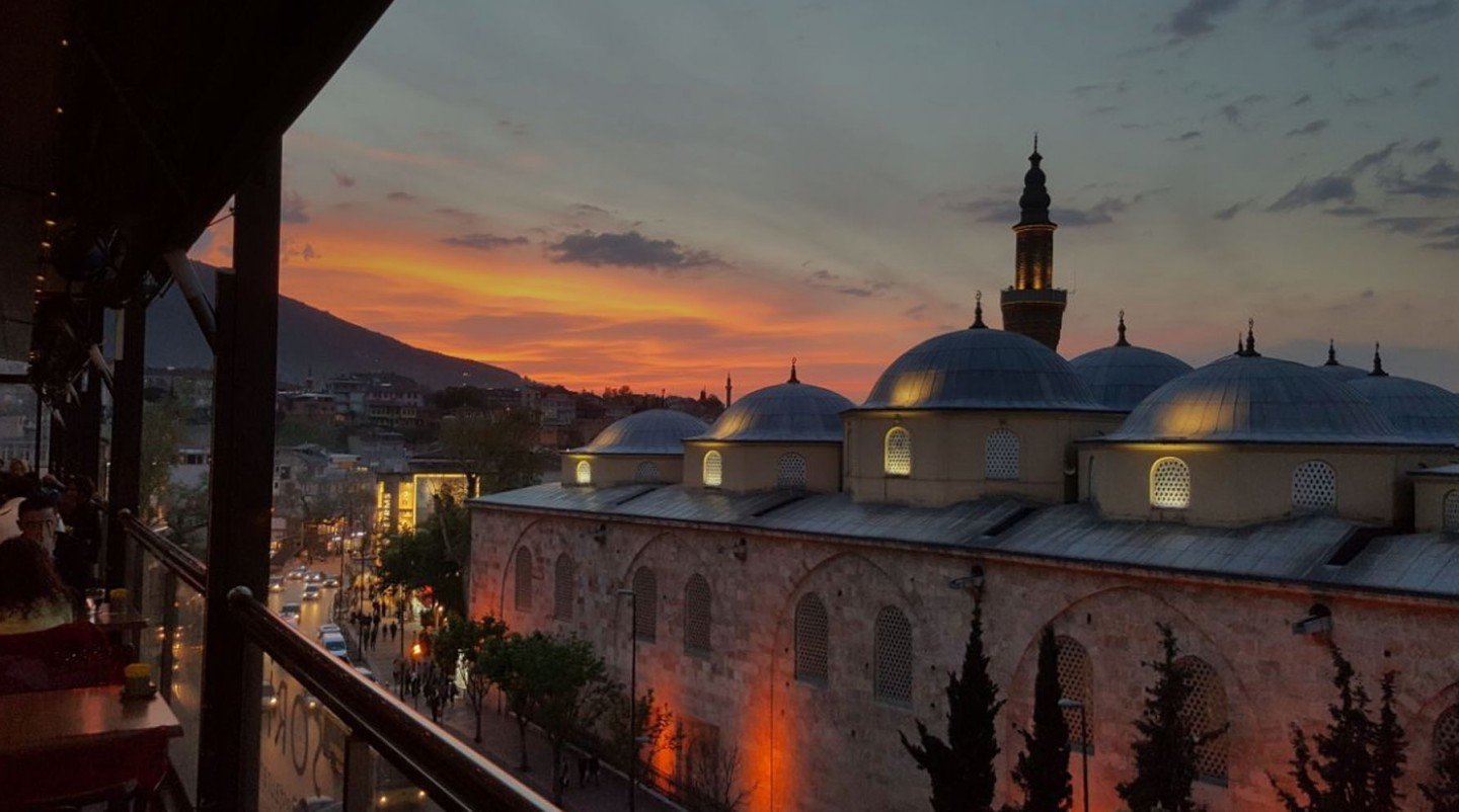 Meydan Cafe terasından Bursa Ulu Cami manzarası