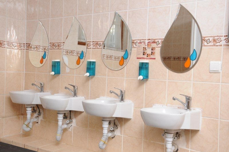 Çocuk boyuna göre tasarlanmış renkli lavabolar