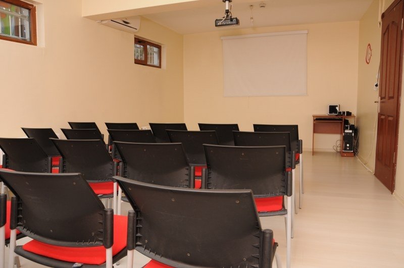 Sunum ve etkinlikler için düzenlenmiş seminer salonu
