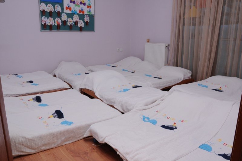 Beyaz örtülü yatakların bulunduğu ferah uyku odası