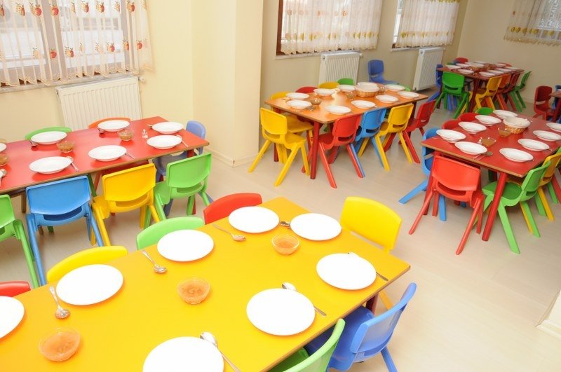 Rengarenk masa ve sandalyeleriyle yemek salonu