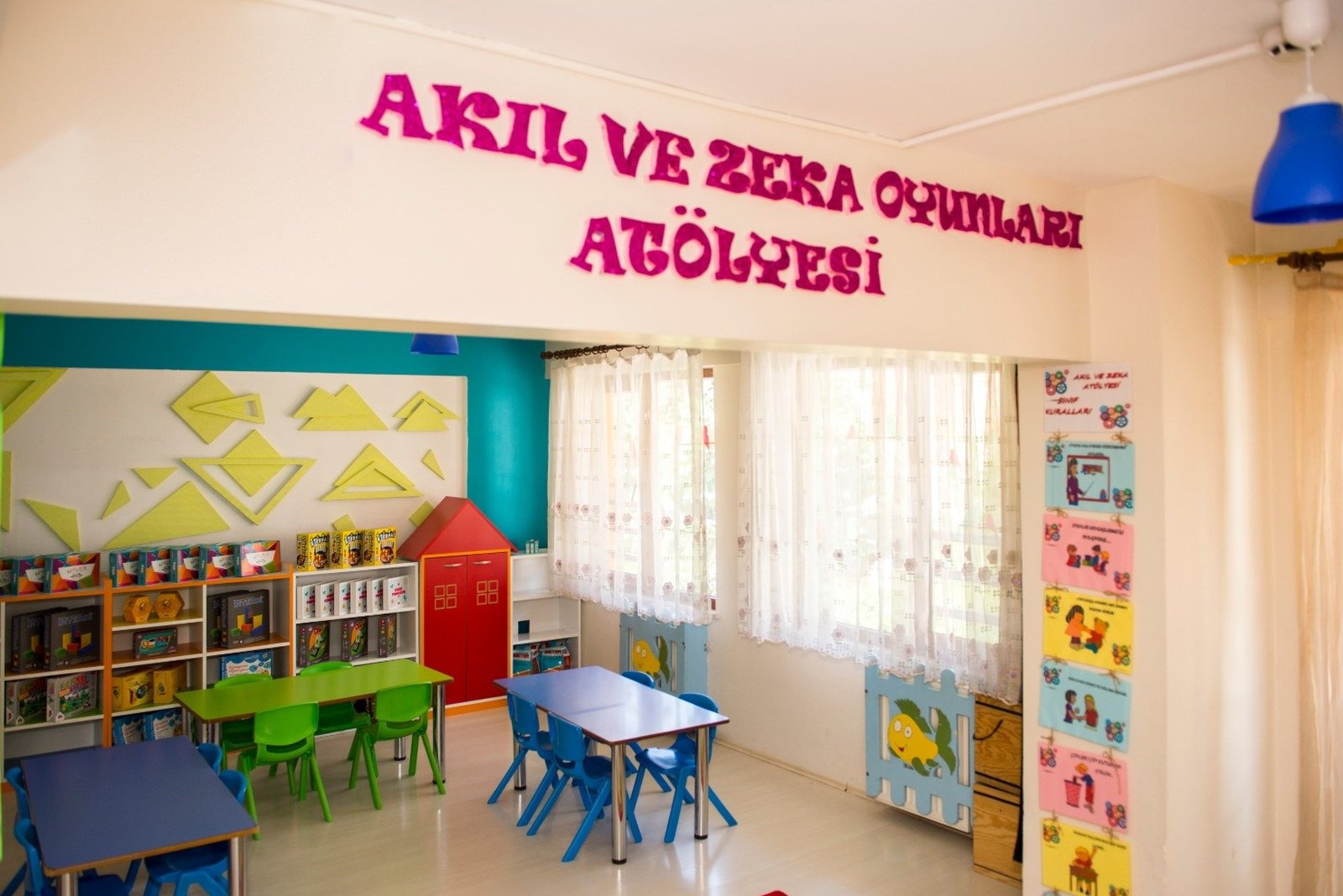 Akıl ve zeka oyunları atölyesi: renkli masalar ve oyun rafları