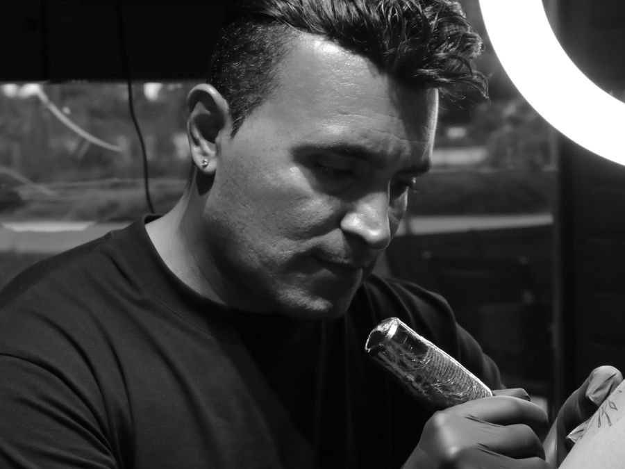 Çalışan dövme sanatçısı