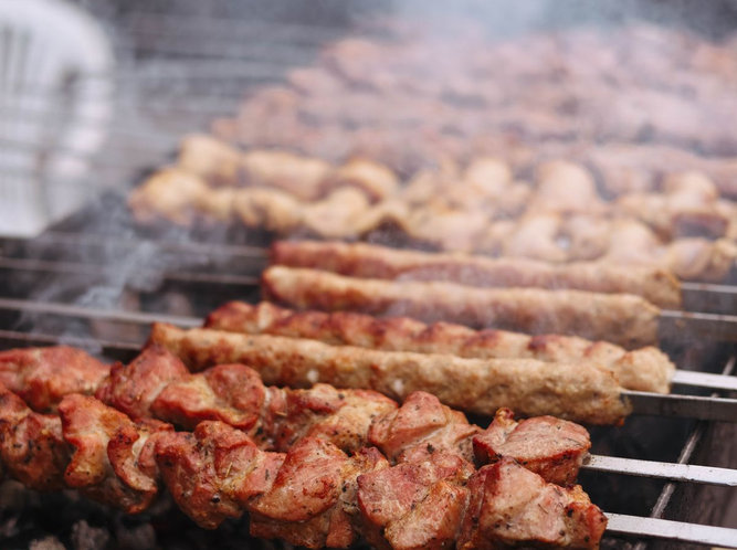 Tereyağlı İskender kebap, yoğurt ve közlenmiş biber ile