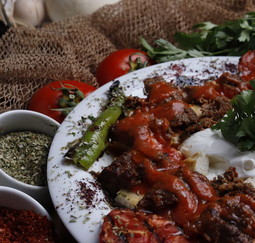 Köz patlıcan beğendisi üzerinde kebap tabağı