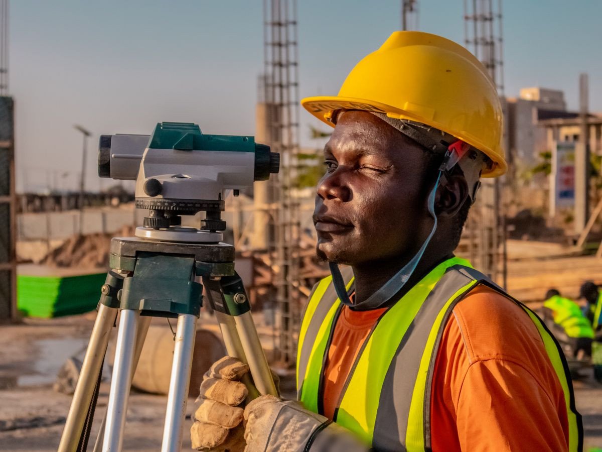 Sahada total station ile ölçüm yapan harita mühendisi