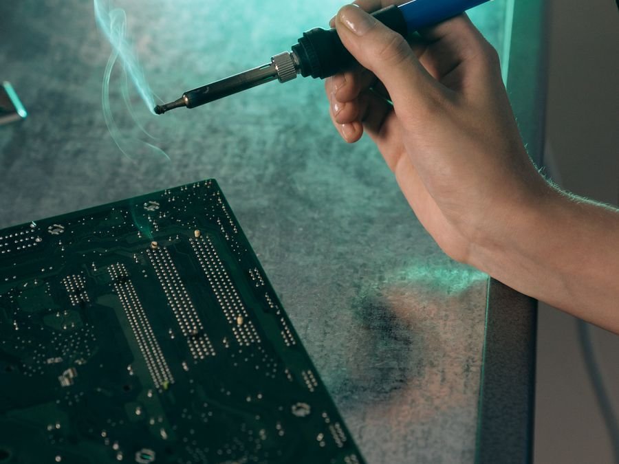 Elektronik kart üzerinde onarım