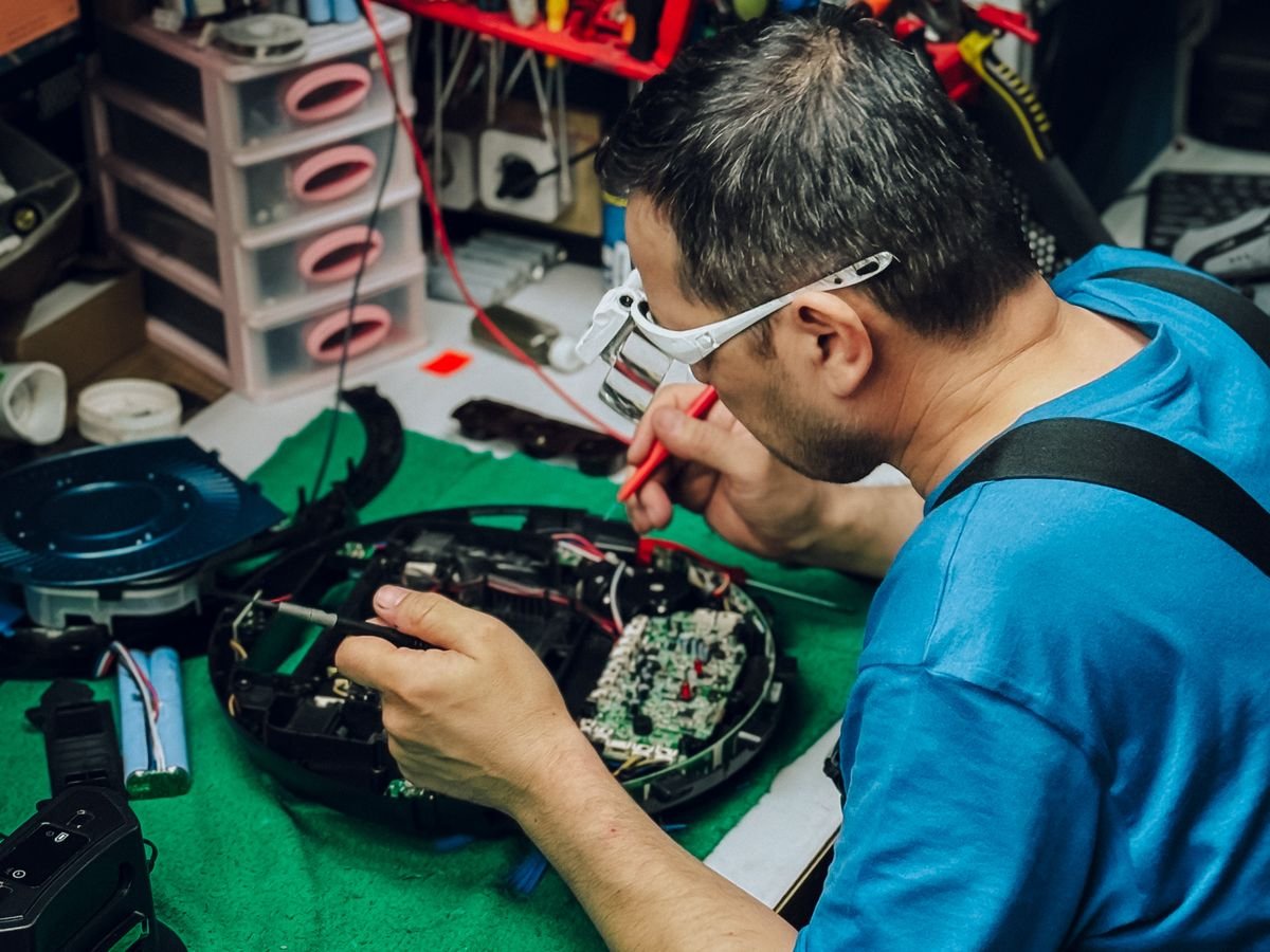 Servis masasında onarılan televizyon kartı