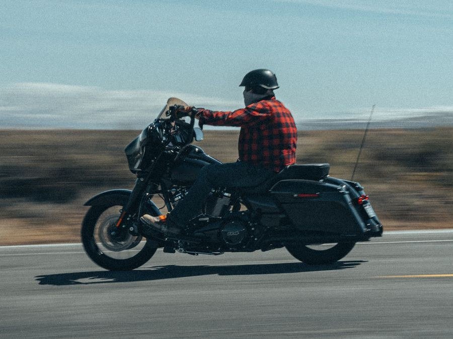 Motosiklet bakımı yapan usta