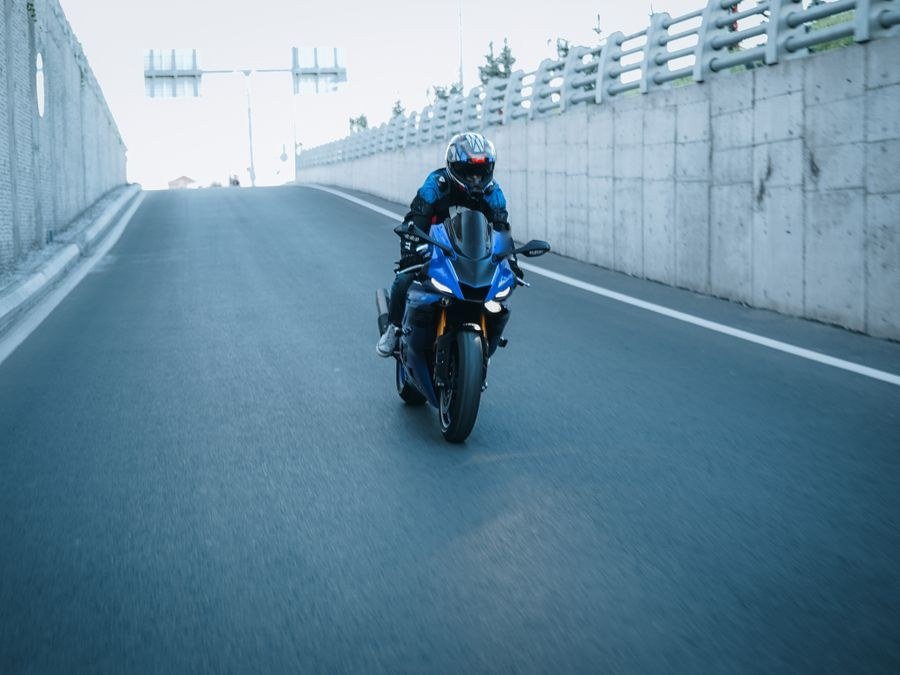Showroom'da sergilenen motosiklet