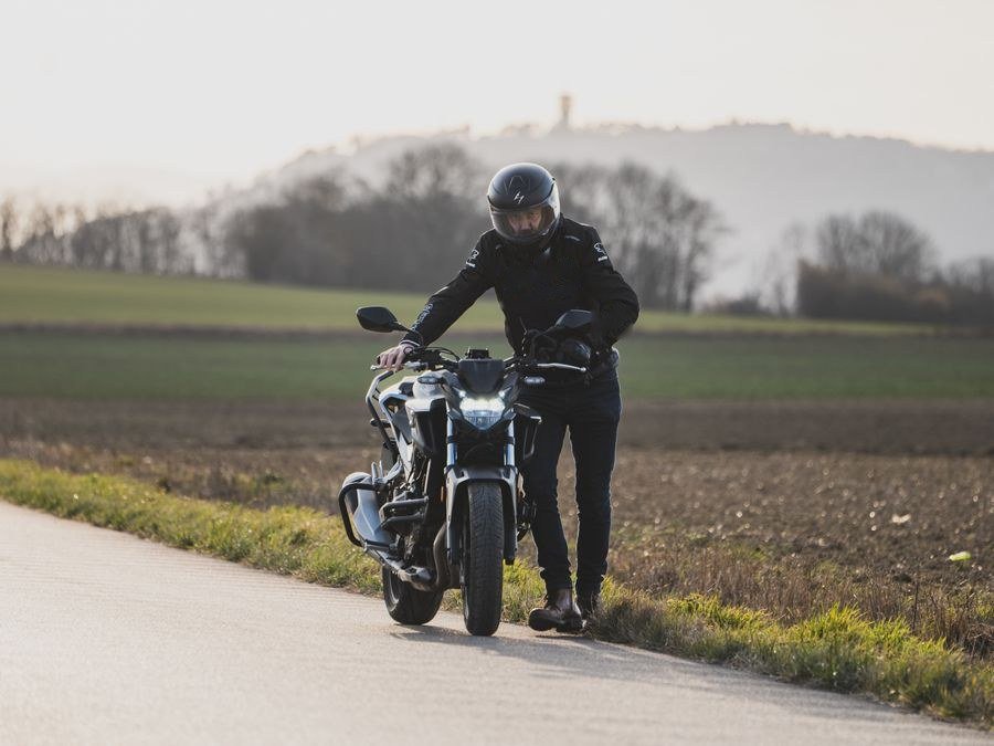 Yol kenarında motosikletiyle duran sürücü