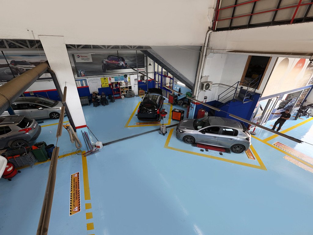 Pusula Oto Servis atölyesinde liftlerde bakımı süren araçlar