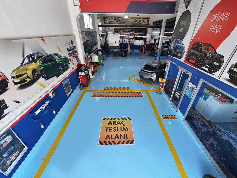 Pusula Oto Servis atölye koridoru ve elektronik işlem alanı
