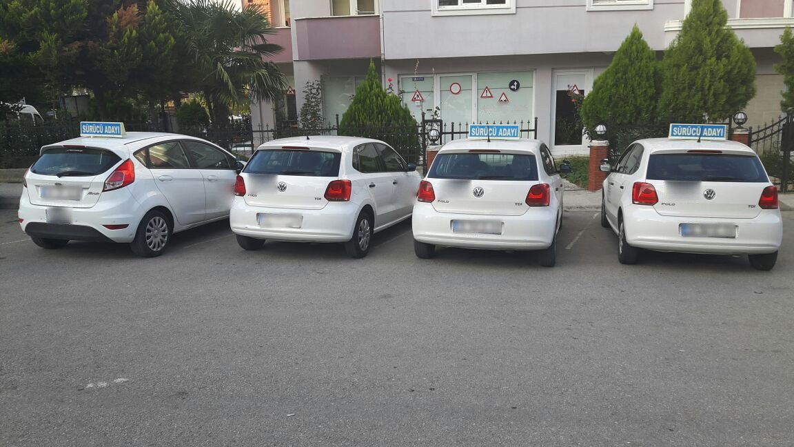 Sürücü adayı tabelalı eğitim araçları park halinde