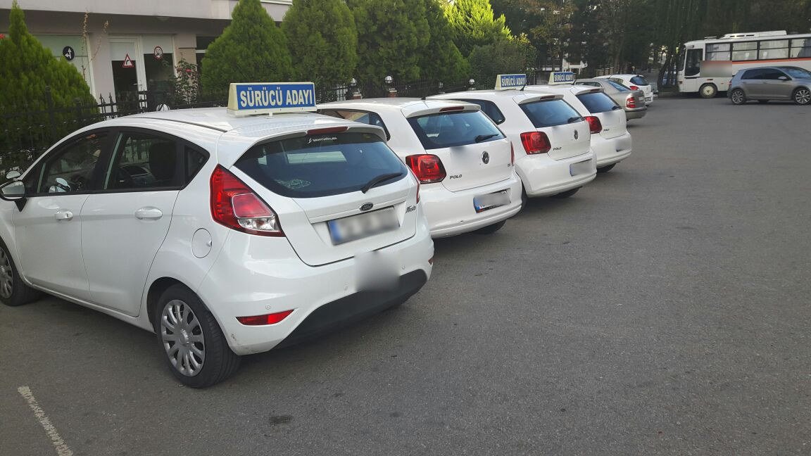 Kurs binası önünde eğitim araçları