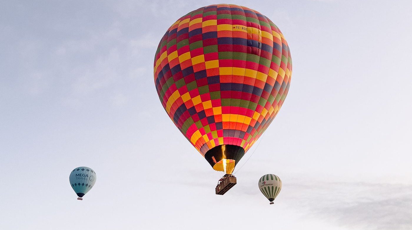 Gökyüzünde sıcak hava balonu — açık hava etkinliği