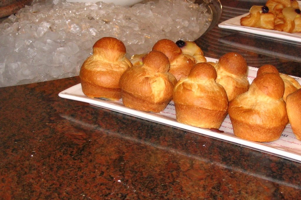 Boza ve tatlı sunumu