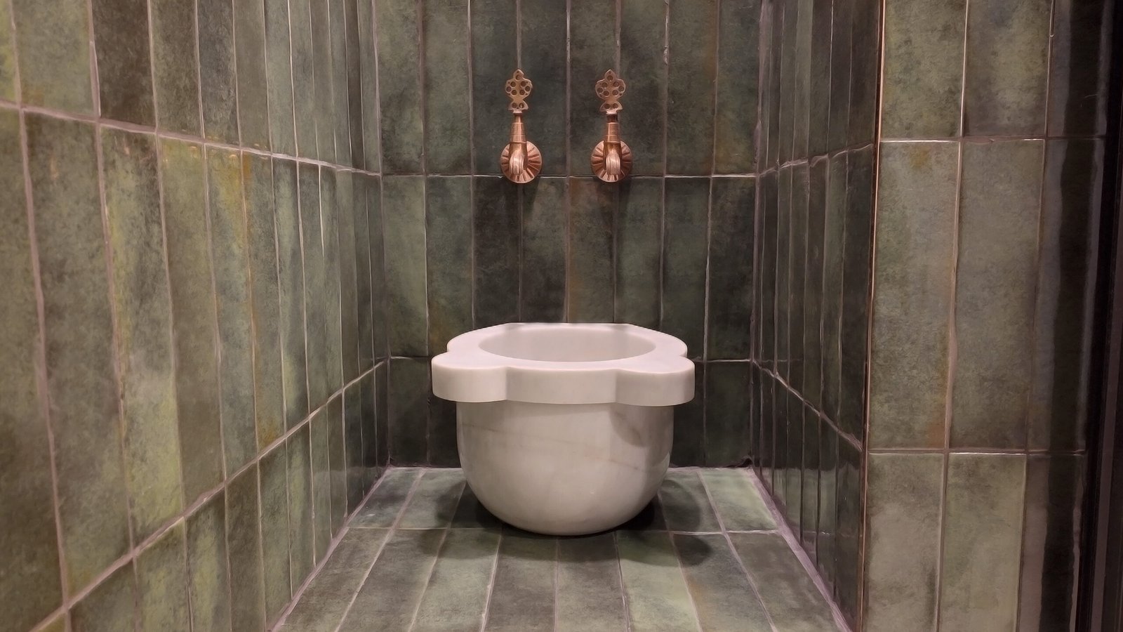 Oda içi termal küvet — bakır bataryalı hamam esintisi