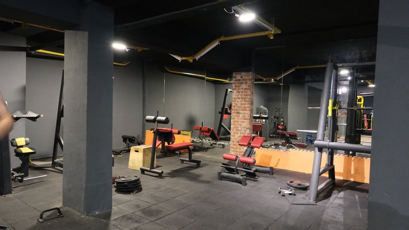 Titan Fitness giriş ve bar alanı